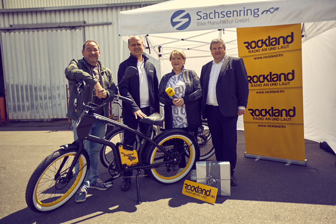 YouMo_Übergabe_Sachsenring Bike Der e-Cruiser im Rockland.fm Design von YouMo, wird im Werk der Sachsenring Bike Manufaktur GmbH an den glücklichen Gewinner übergeben übergeben.